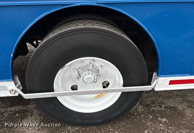 image for item EG5922 2000 Freightliner FL60 utility / service truck