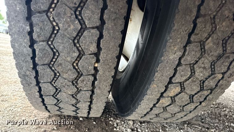 image for item EG5922 2000 Freightliner FL60 utility / service truck