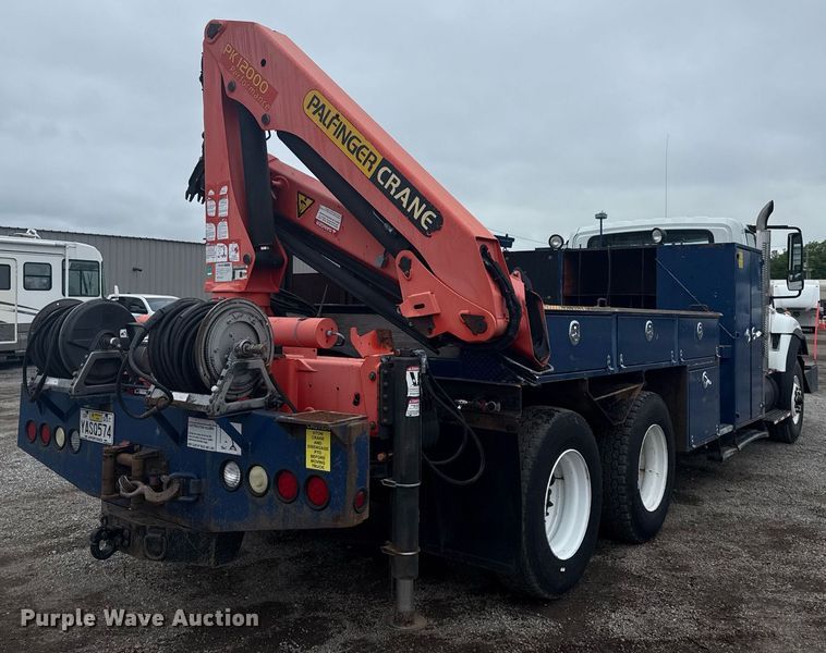 image for item EG5923 2009 International 7500 crane truck