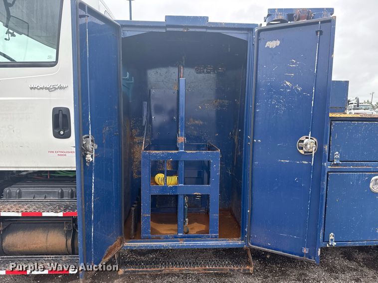 image for item EG5923 2009 International 7500 crane truck