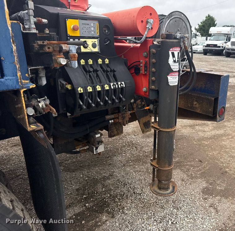 image for item EG5923 2009 International 7500 crane truck