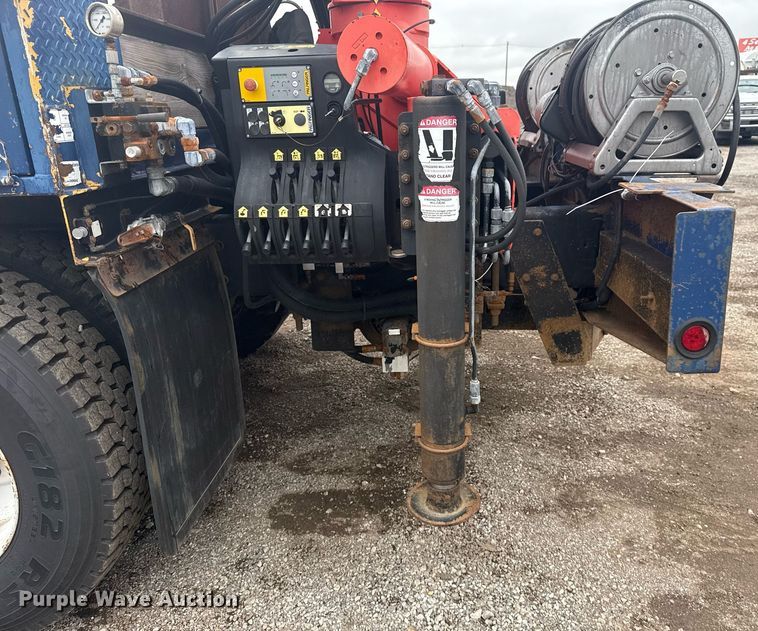 image for item EG5923 2009 International 7500 crane truck