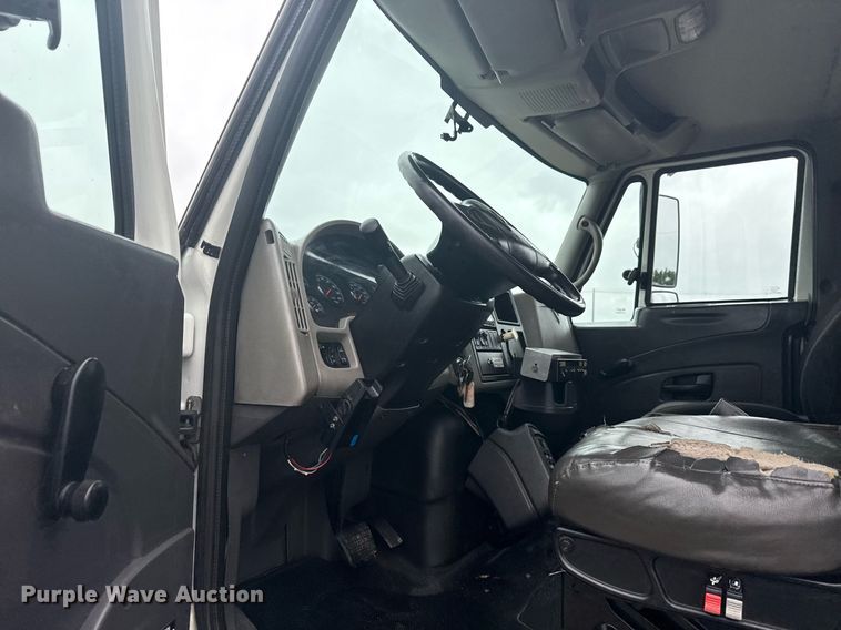 image for item EG5923 2009 International 7500 crane truck