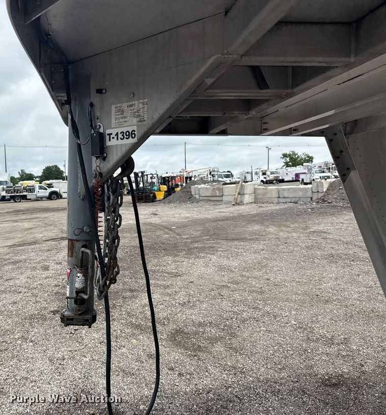 image for item EG5924 2006 Featherlite 4941 enclosed cargo trailer