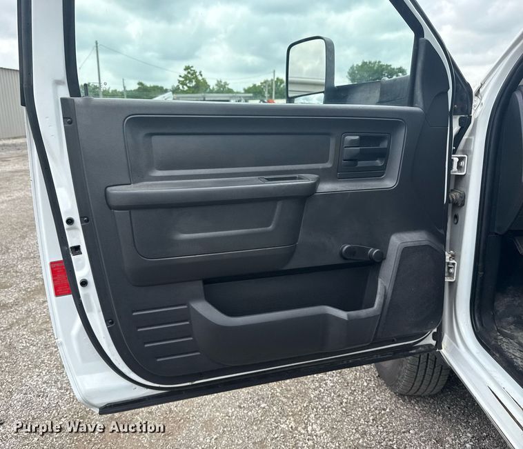 image for item EG5927 2011 Dodge Ram 3500 flatbed pickup truck