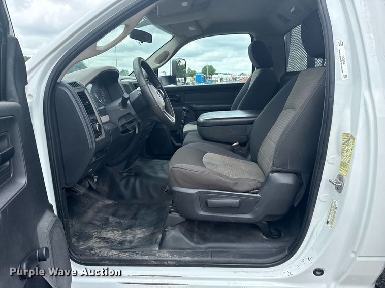 image for item EG5927 2011 Dodge Ram 3500 flatbed pickup truck