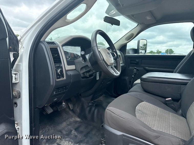 image for item EG5927 2011 Dodge Ram 3500 flatbed pickup truck