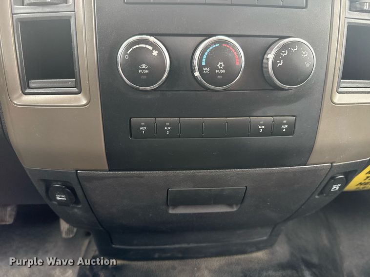 image for item EG5927 2011 Dodge Ram 3500 flatbed pickup truck