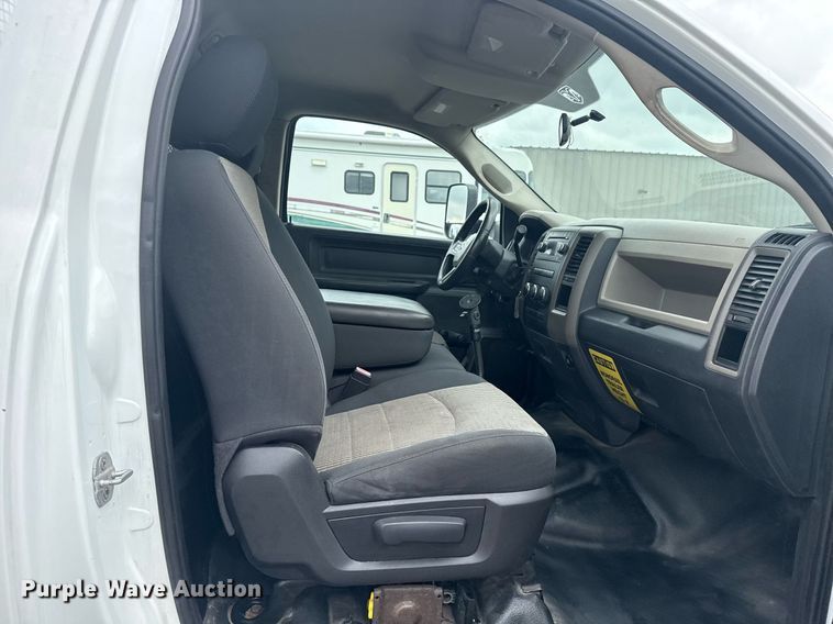 image for item EG5927 2011 Dodge Ram 3500 flatbed pickup truck