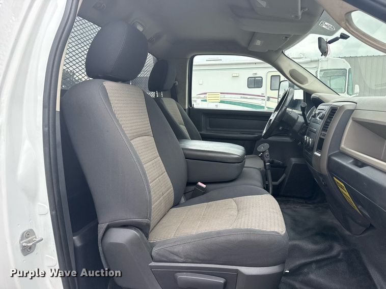 image for item EG5927 2011 Dodge Ram 3500 flatbed pickup truck