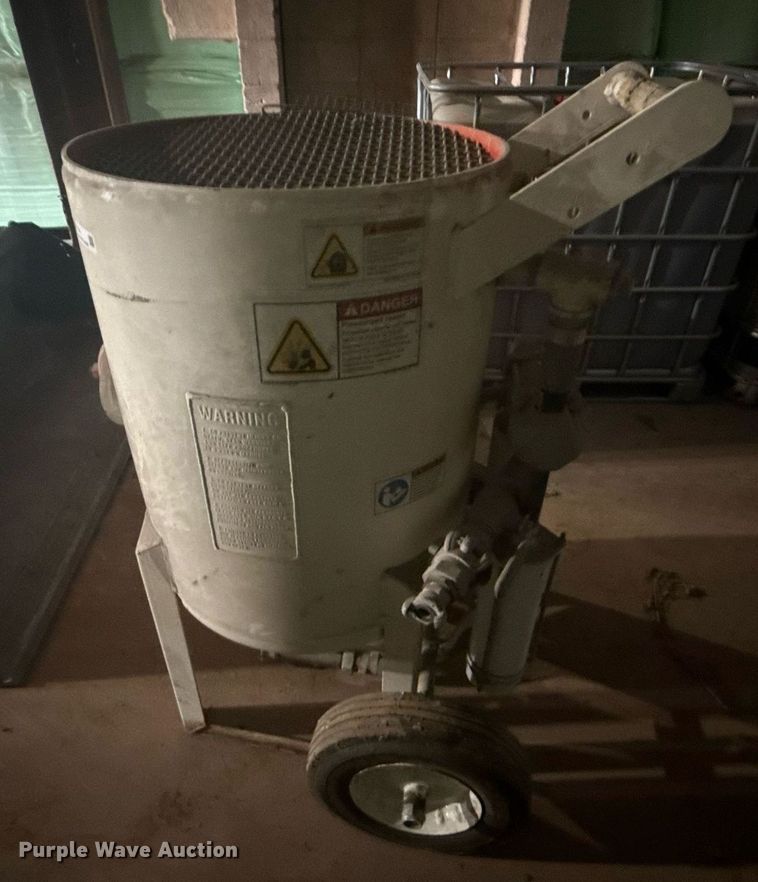 image for item EG8104 Schmidt sand blasting pot