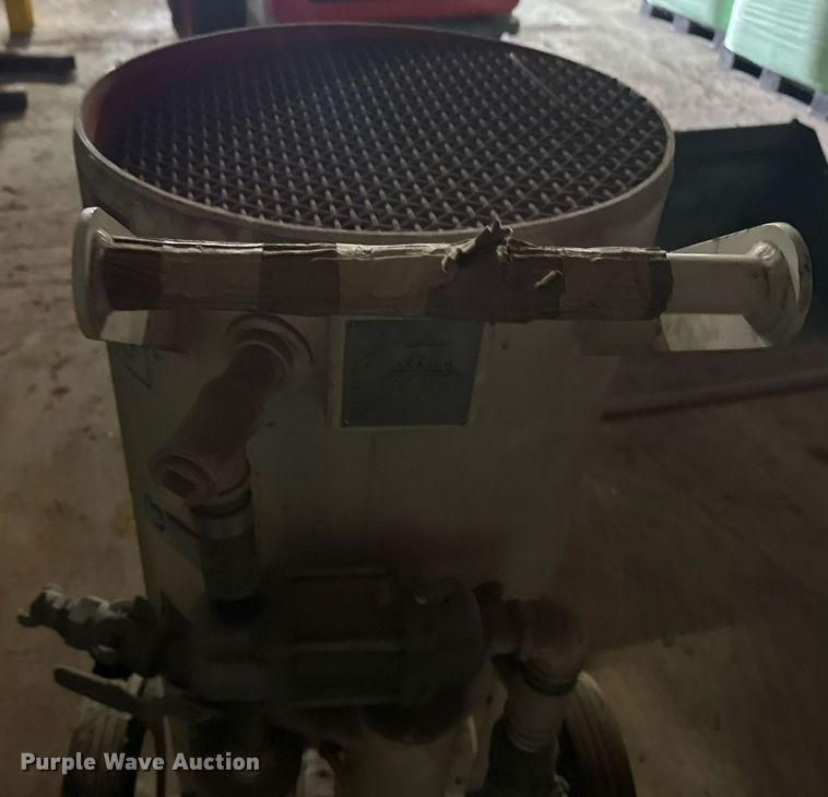 image for item EG8104 Schmidt sand blasting pot