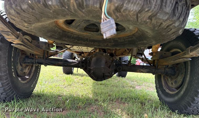 image for item EJ4492 1988 Jeep Comanche pickup truck