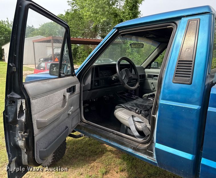 image for item EJ4492 1988 Jeep Comanche pickup truck