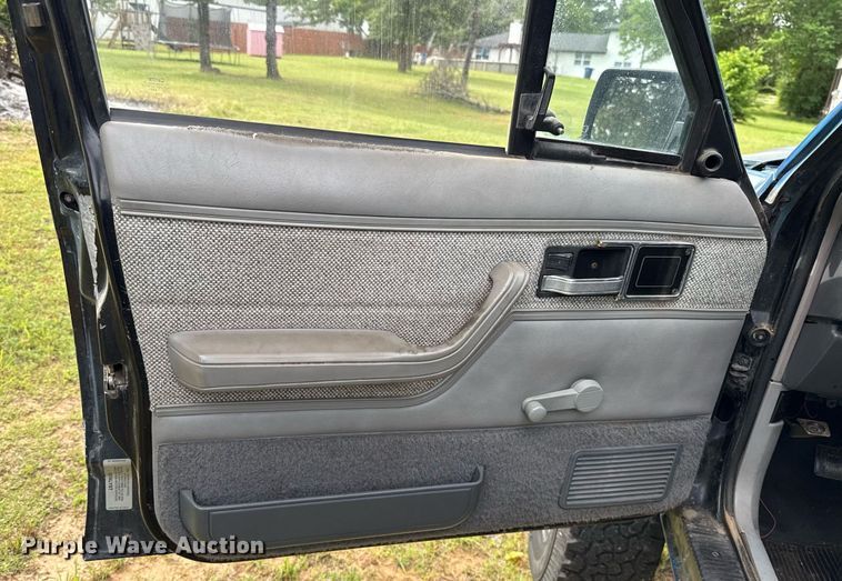 image for item EJ4492 1988 Jeep Comanche pickup truck