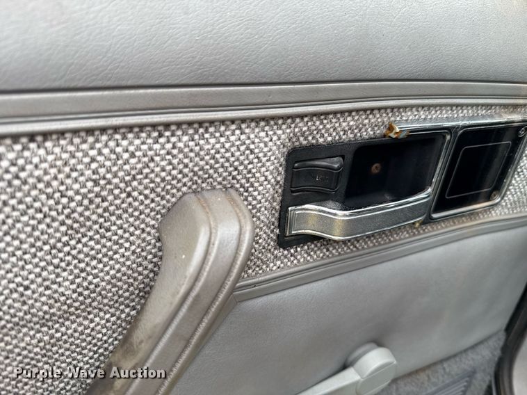 image for item EJ4492 1988 Jeep Comanche pickup truck