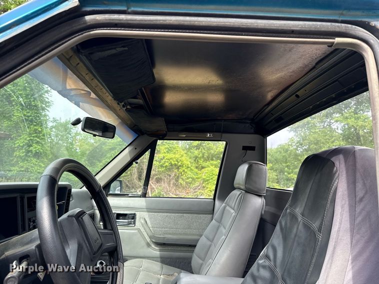 image for item EJ4492 1988 Jeep Comanche pickup truck