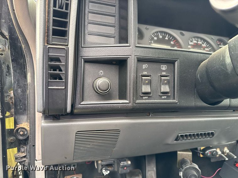 image for item EJ4492 1988 Jeep Comanche pickup truck