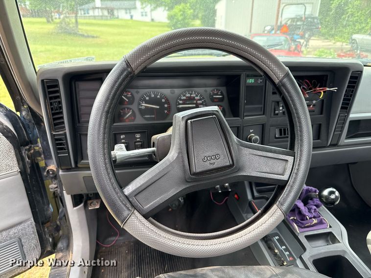 image for item EJ4492 1988 Jeep Comanche pickup truck