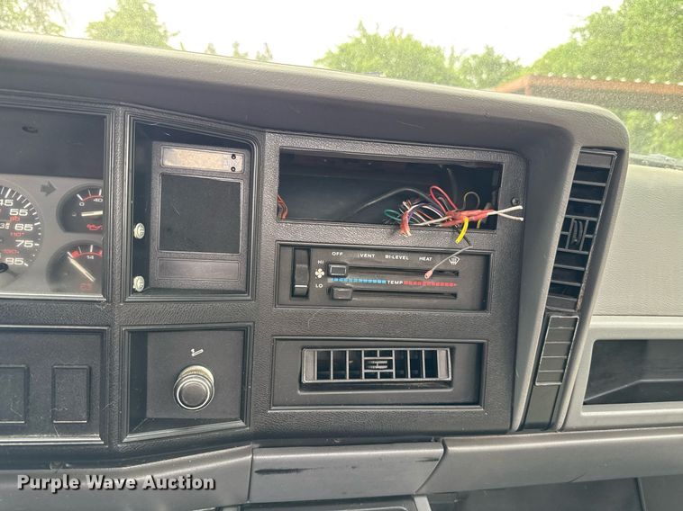 image for item EJ4492 1988 Jeep Comanche pickup truck