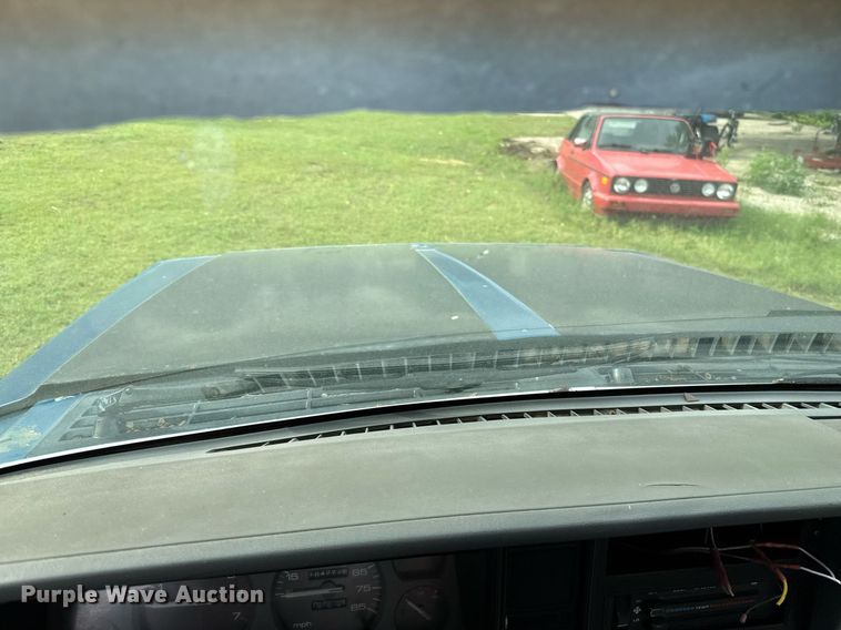 image for item EJ4492 1988 Jeep Comanche pickup truck