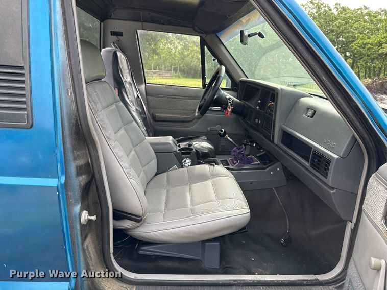 image for item EJ4492 1988 Jeep Comanche pickup truck