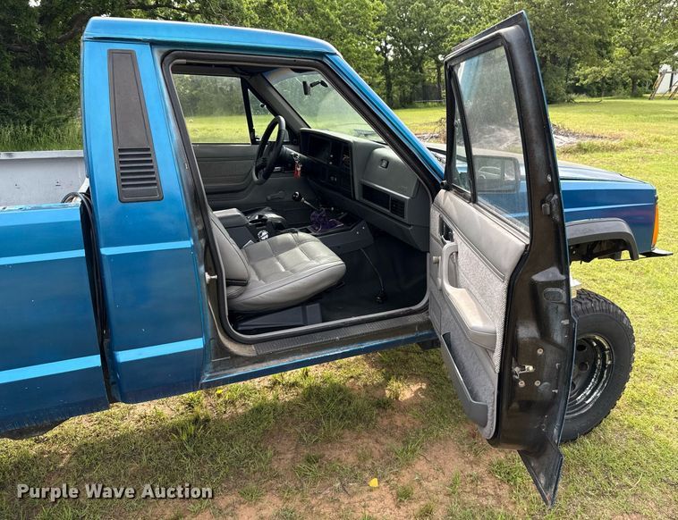 image for item EJ4492 1988 Jeep Comanche pickup truck