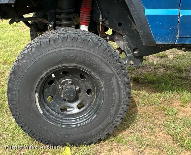 image for item EJ4492 1988 Jeep Comanche pickup truck