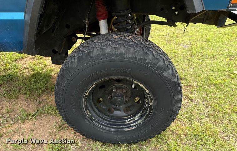 image for item EJ4492 1988 Jeep Comanche pickup truck