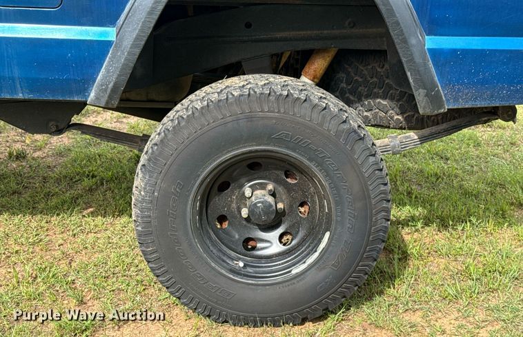 image for item EJ4492 1988 Jeep Comanche pickup truck