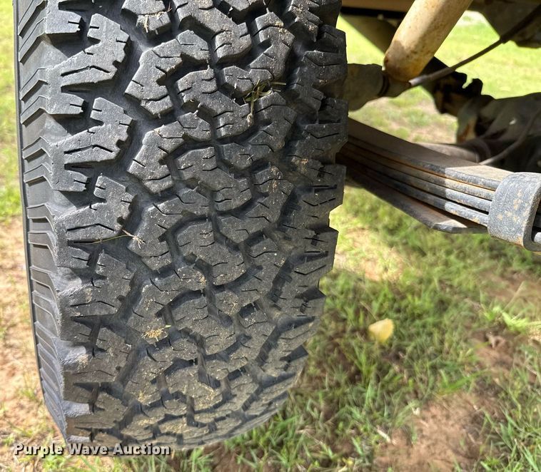 image for item EJ4492 1988 Jeep Comanche pickup truck