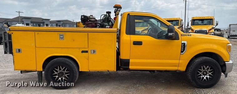 image for item EJ4549 2017 Ford F350 Super Duty utility bed pickup truck