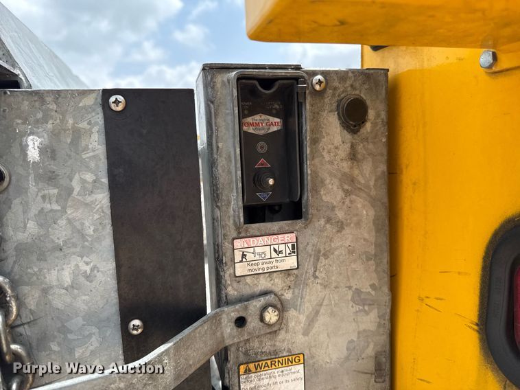 image for item EJ4549 2017 Ford F350 Super Duty utility bed pickup truck