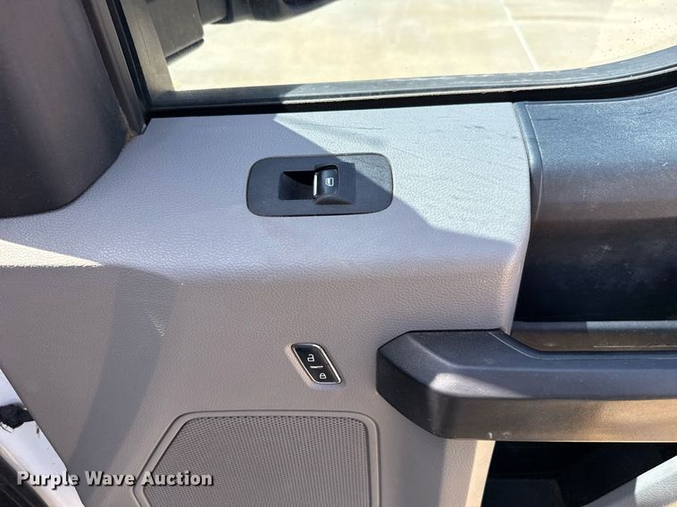 image for item EJ4757 2017 Ford F250 Super Duty XL SuperCab flatbed pickup truck