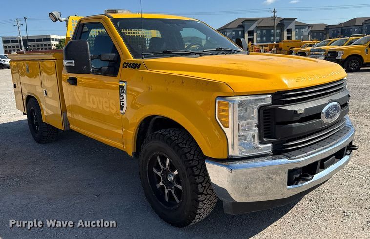 image for item EJ4769 2017 Ford F350 Super Duty utility bed pickup truck