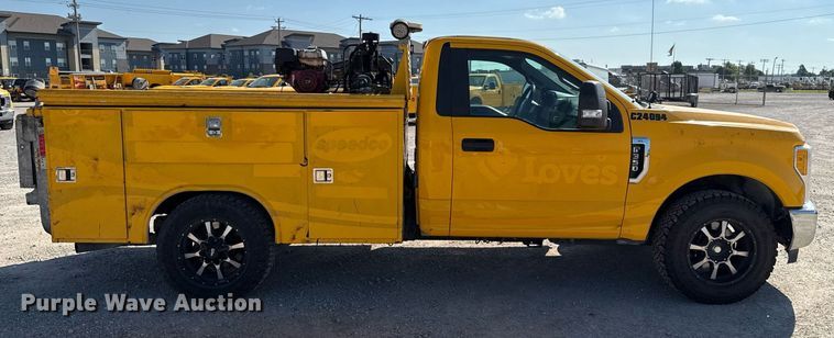 image for item EJ4769 2017 Ford F350 Super Duty utility bed pickup truck