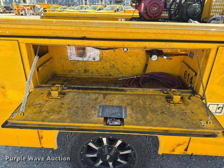 image for item EJ4769 2017 Ford F350 Super Duty utility bed pickup truck