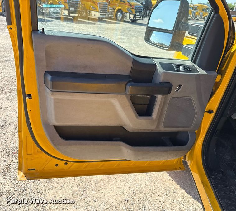 image for item EJ4769 2017 Ford F350 Super Duty utility bed pickup truck