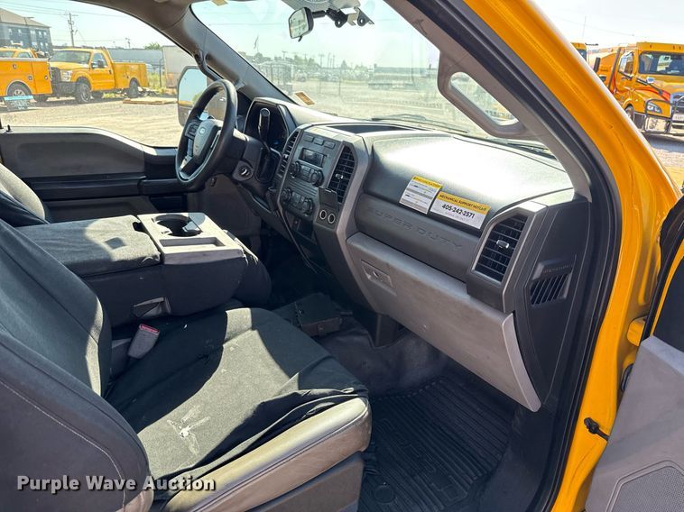 image for item EJ4769 2017 Ford F350 Super Duty utility bed pickup truck