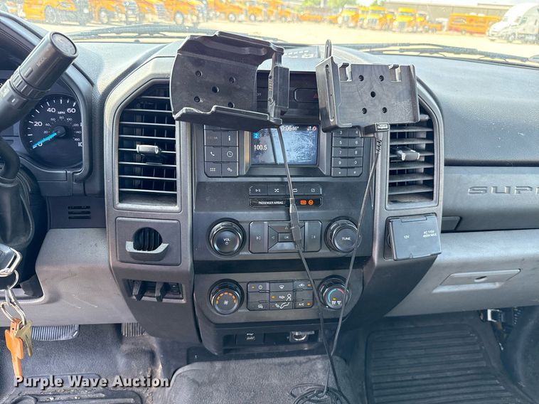 image for item EJ4773 2020 Ford F350 Super Duty utility bed pickup truck