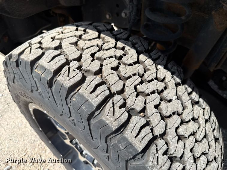 image for item EJ4775 2017 Ford F350 Super Duty utility bed pickup truck