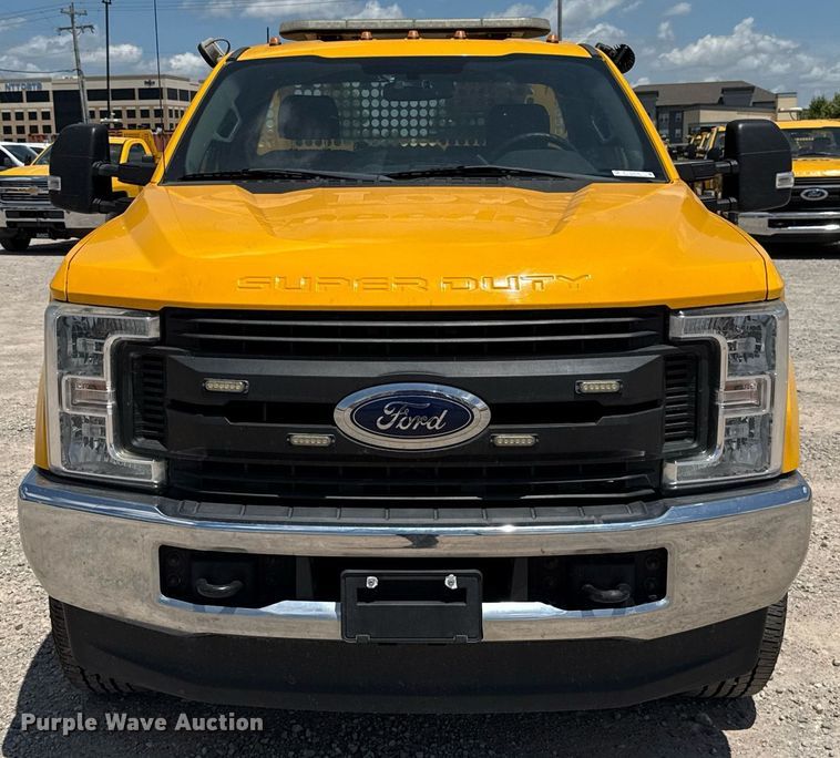 image for item EJ4778 2019 Ford F350 Super Duty utility bed pickup truck