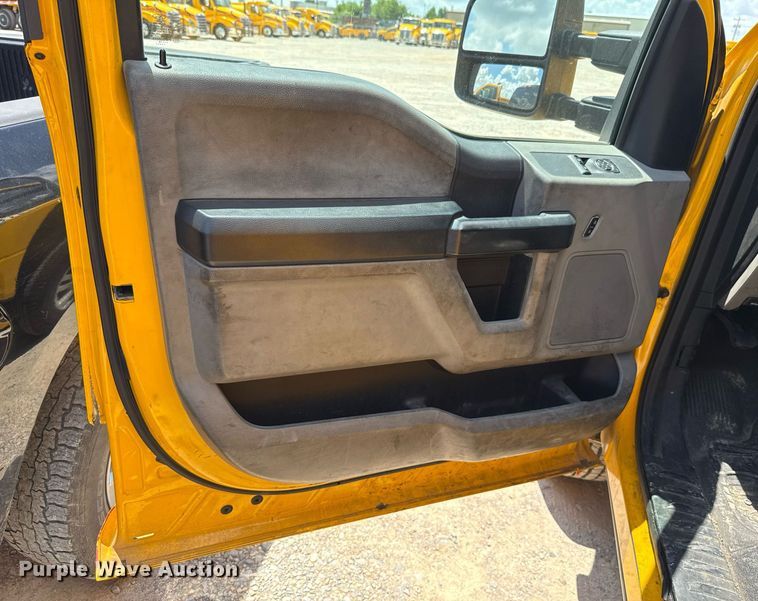 image for item EJ4778 2019 Ford F350 Super Duty utility bed pickup truck