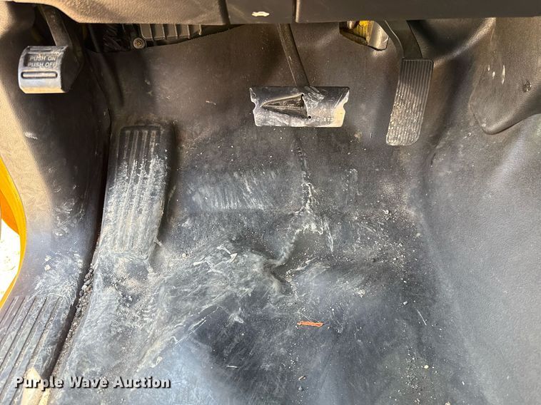 image for item EJ4781 2017 Chevrolet Silverado 3500HD utility bed pickup truck