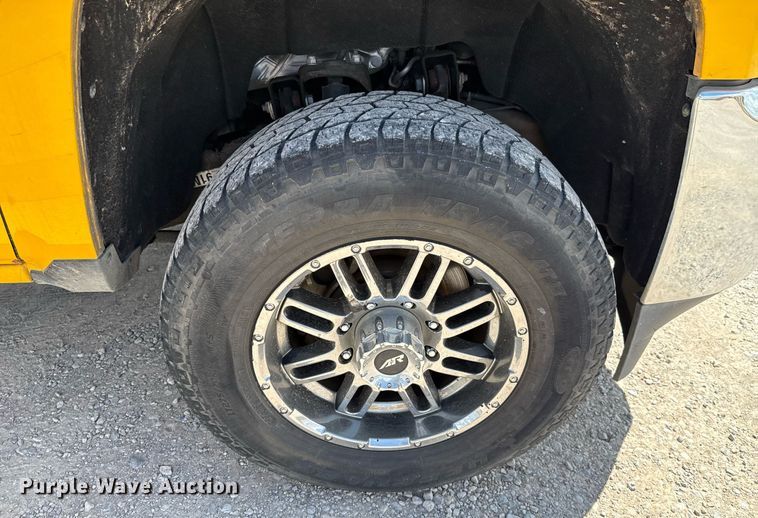 image for item EJ4781 2017 Chevrolet Silverado 3500HD utility bed pickup truck