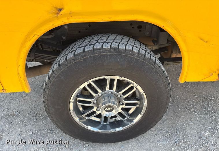 image for item EJ4781 2017 Chevrolet Silverado 3500HD utility bed pickup truck