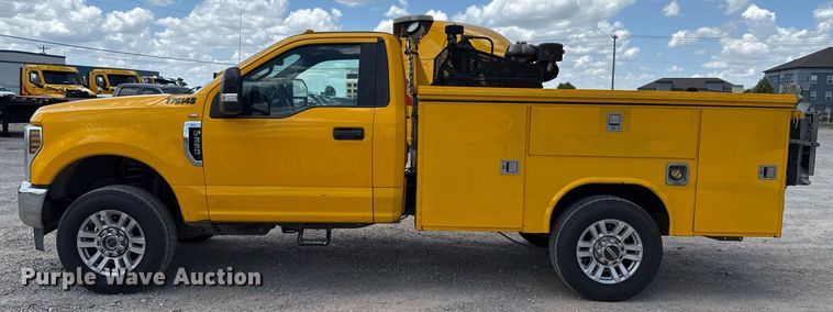 image for item EJ4783 2019 Ford F350 Super Duty utility bed pickup truck