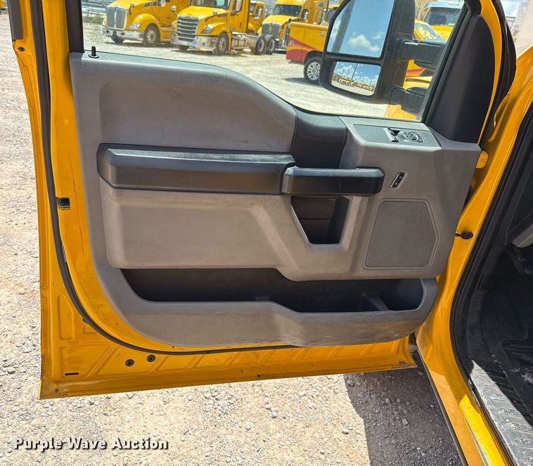 image for item EJ4783 2019 Ford F350 Super Duty utility bed pickup truck