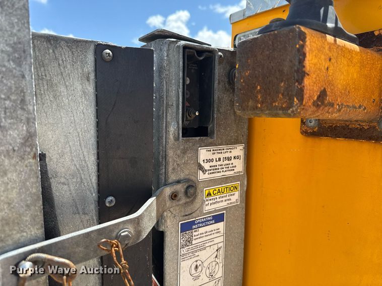 image for item EJ4784 2020 Ford F350 Super Duty utility bed pickup truck