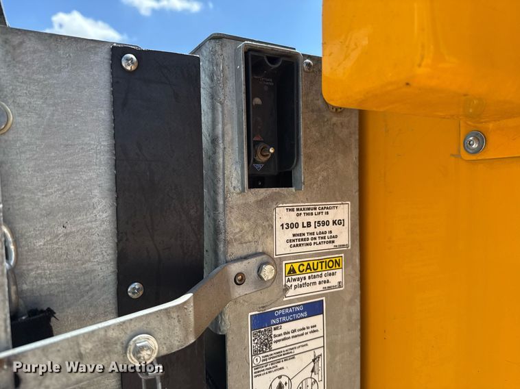 image for item EJ4789 2022 Ford F350 Super Duty utility bed pickup truck